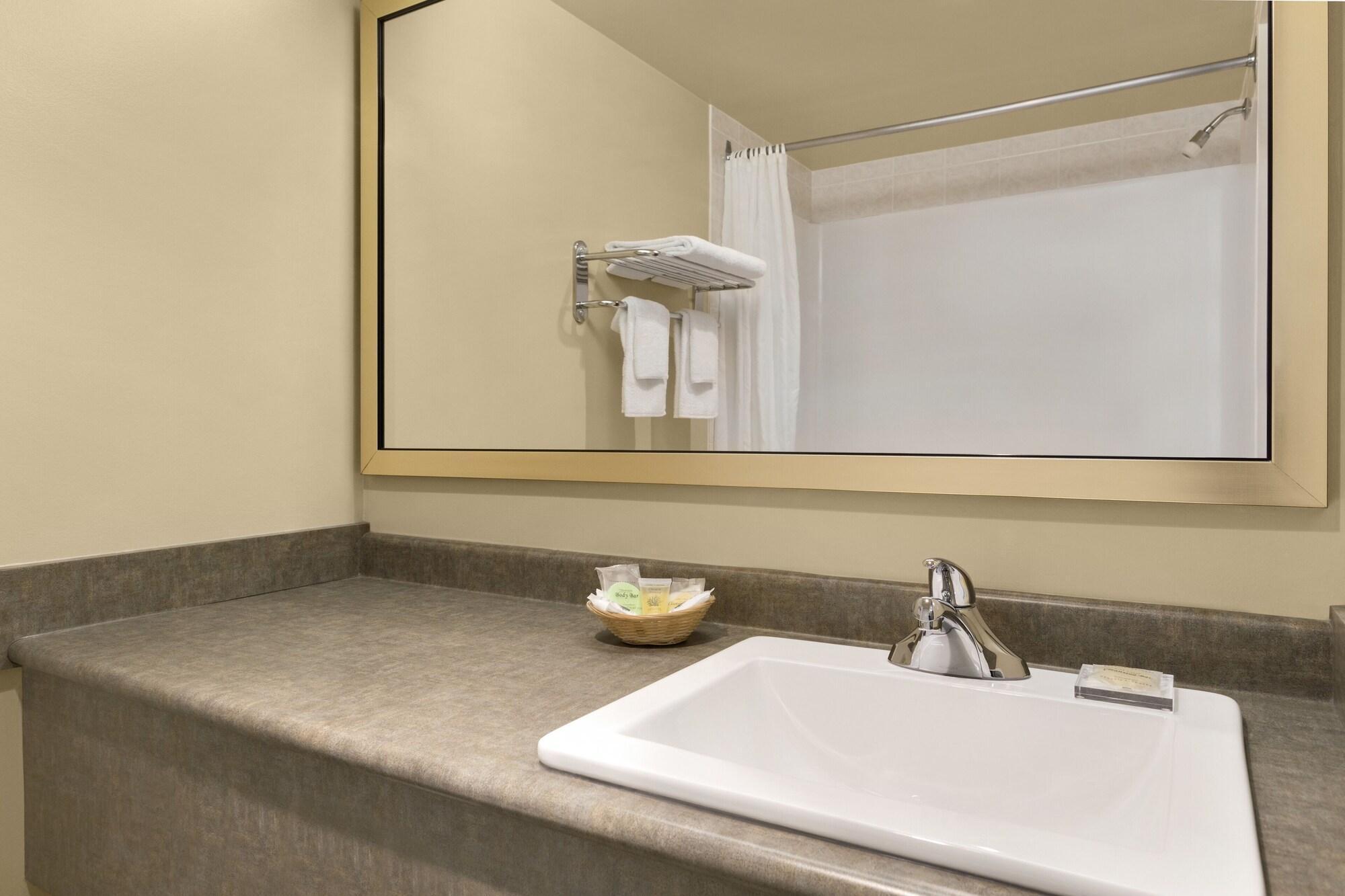 Colonial Square Inn & Suites Saskatoon Eksteriør bilde