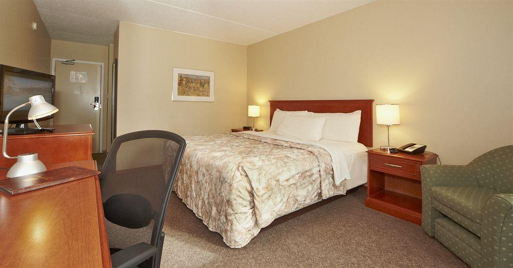 Colonial Square Inn & Suites Saskatoon Eksteriør bilde
