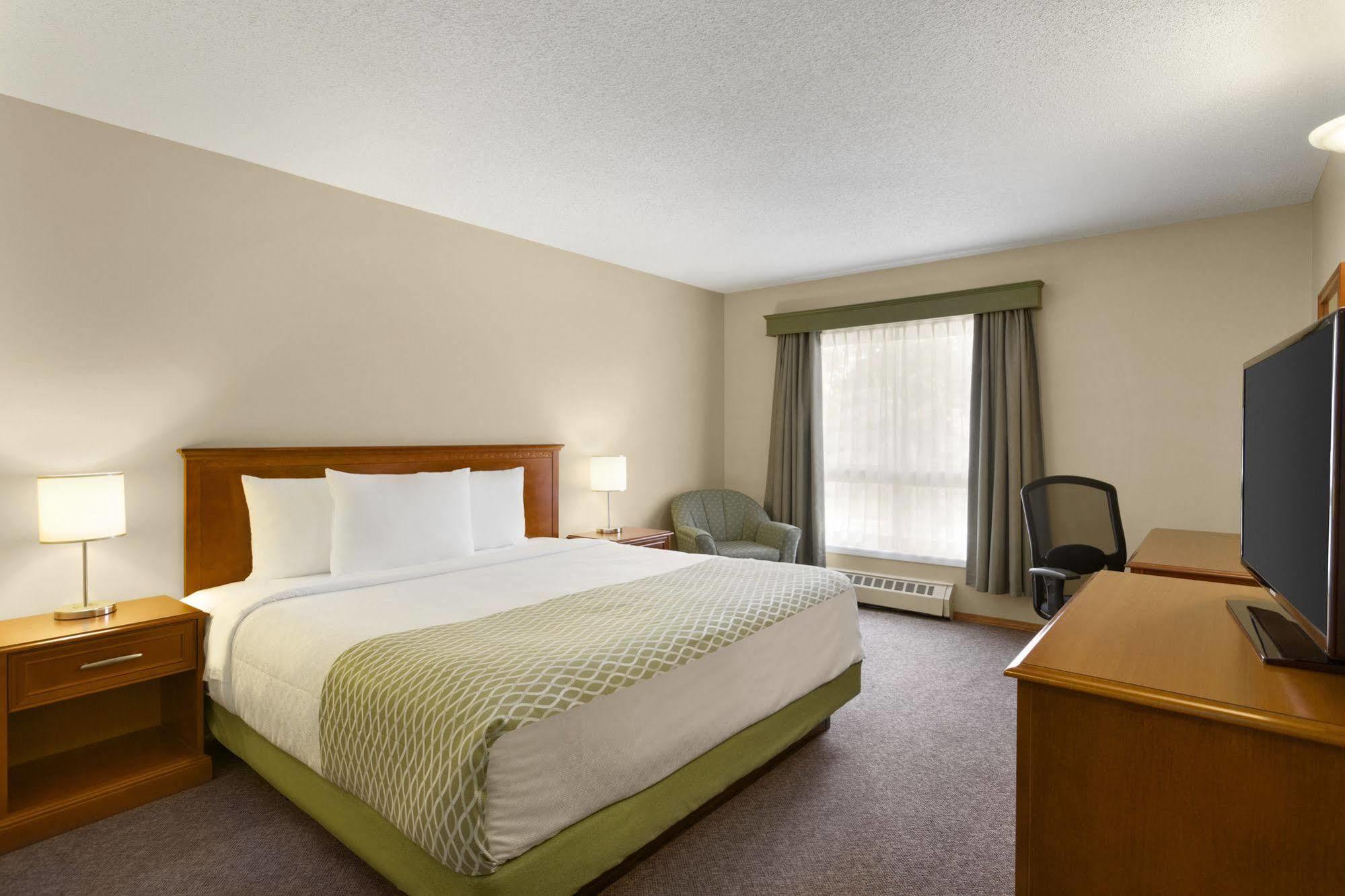 Colonial Square Inn & Suites Saskatoon Eksteriør bilde